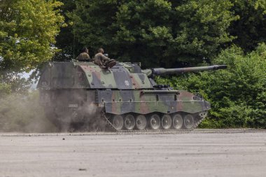 Feldkirchen / Almanya - 9 Haziran 2018: Almanca Panzerhaubitze 2000, topçu tankı Feldkirchen Bundeswehr gününde bir yolda sürücüler / Almanya.