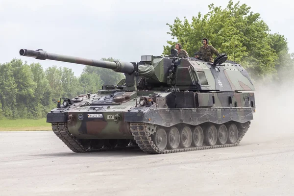 Feldkirchen / Almanya - 9 Haziran 2018: Almanca Panzerhaubitze 2000, topçu tankı Feldkirchen Bundeswehr gününde bir yolda sürücüler / Almanya.