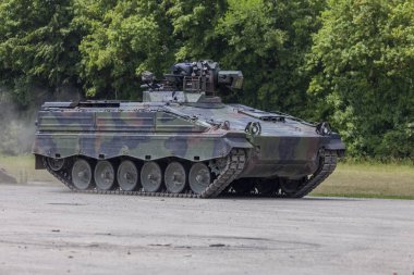 Alman piyade mücadele bir yolda araç sürücüleri