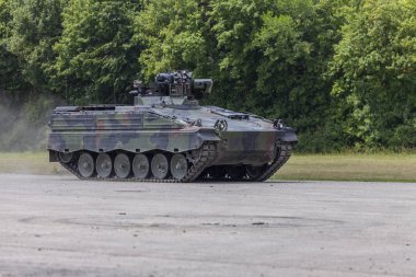 Alman piyade mücadele bir yolda araç sürücüleri