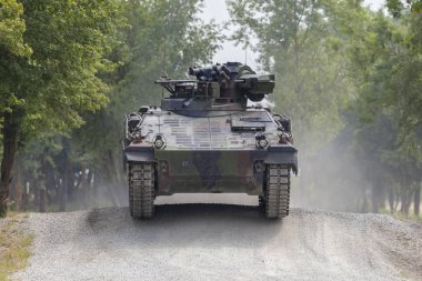 Alman piyade mücadele bir yolda araç sürücüleri