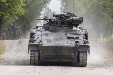 Alman piyade mücadele bir yolda araç sürücüleri