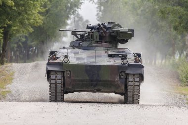 Alman piyade mücadele bir yolda araç sürücüleri