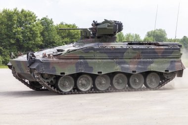 Alman piyade mücadele bir yolda araç sürücüleri