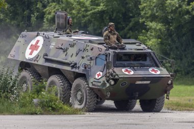 Feldkirchen / Almanya - 9 Haziran 2018: Alman zırhlı personel taşıyıcı Fuchs, tıbbi sürüm Feldkirchen Bundeswehr yapıldığı gün itibariyle bir yolda sürücüler / Almanya.