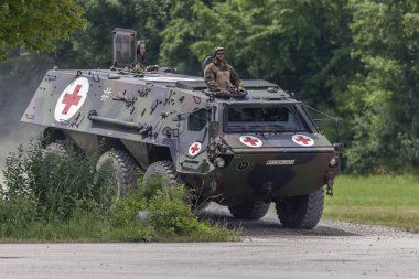 Feldkirchen / Almanya - 9 Haziran 2018: Alman zırhlı personel taşıyıcı Fuchs, tıbbi sürüm Feldkirchen Bundeswehr yapıldığı gün itibariyle bir yolda sürücüler / Almanya.