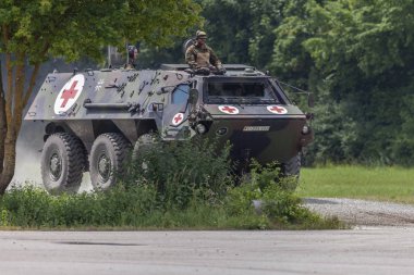 Feldkirchen / Almanya - 9 Haziran 2018: Alman zırhlı personel taşıyıcı Fuchs, tıbbi sürüm Feldkirchen Bundeswehr yapıldığı gün itibariyle bir yolda sürücüler / Almanya.