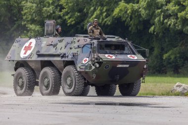 Feldkirchen / Almanya - 9 Haziran 2018: Alman zırhlı personel taşıyıcı Fuchs, tıbbi sürüm Feldkirchen Bundeswehr yapıldığı gün itibariyle bir yolda sürücüler / Almanya.