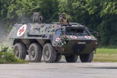 Feldkirchen / Almanya - 9 Haziran 2018: Alman zırhlı personel taşıyıcı Fuchs, tıbbi sürüm Feldkirchen Bundeswehr yapıldığı gün itibariyle bir yolda sürücüler / Almanya.