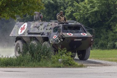 Feldkirchen / Almanya - 9 Haziran 2018: Alman zırhlı personel taşıyıcı Fuchs, tıbbi sürüm Feldkirchen Bundeswehr yapıldığı gün itibariyle bir yolda sürücüler / Almanya.