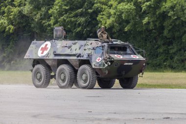 Feldkirchen / Almanya - 9 Haziran 2018: Alman zırhlı personel taşıyıcı Fuchs, tıbbi sürüm Feldkirchen Bundeswehr yapıldığı gün itibariyle bir yolda sürücüler / Almanya.