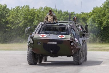 Feldkirchen / Almanya - 9 Haziran 2018: Alman zırhlı personel taşıyıcı Fuchs, tıbbi sürüm Feldkirchen Bundeswehr yapıldığı gün itibariyle bir yolda sürücüler / Almanya.
