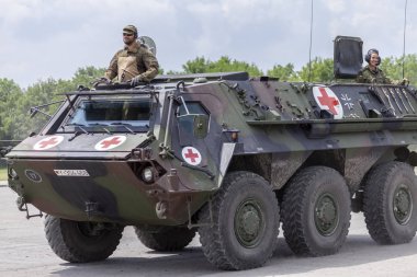 Feldkirchen / Almanya - 9 Haziran 2018: Alman zırhlı personel taşıyıcı Fuchs, tıbbi sürüm Feldkirchen Bundeswehr yapıldığı gün itibariyle bir yolda sürücüler / Almanya.