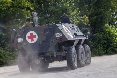 Feldkirchen / Almanya - 9 Haziran 2018: Alman zırhlı personel taşıyıcı Fuchs, tıbbi sürüm Feldkirchen Bundeswehr yapıldığı gün itibariyle bir yolda sürücüler / Almanya.