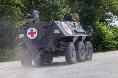 Feldkirchen / Almanya - 9 Haziran 2018: Alman zırhlı personel taşıyıcı Fuchs, tıbbi sürüm Feldkirchen Bundeswehr yapıldığı gün itibariyle bir yolda sürücüler / Almanya.