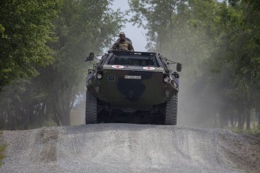 Feldkirchen / Almanya - 9 Haziran 2018: Alman zırhlı personel taşıyıcı Fuchs, tıbbi sürüm Feldkirchen Bundeswehr yapıldığı gün itibariyle bir yolda sürücüler / Almanya.