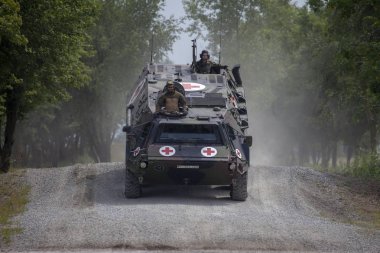 Feldkirchen / Almanya - 9 Haziran 2018: Alman zırhlı personel taşıyıcı Fuchs, tıbbi sürüm Feldkirchen Bundeswehr yapıldığı gün itibariyle bir yolda sürücüler / Almanya.