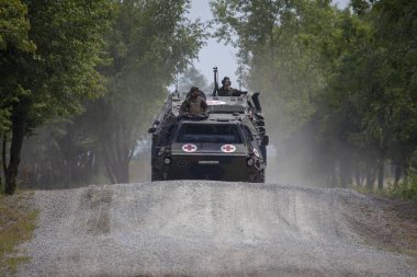 Feldkirchen / Almanya - 9 Haziran 2018: Alman zırhlı personel taşıyıcı Fuchs, tıbbi sürüm Feldkirchen Bundeswehr yapıldığı gün itibariyle bir yolda sürücüler / Almanya.
