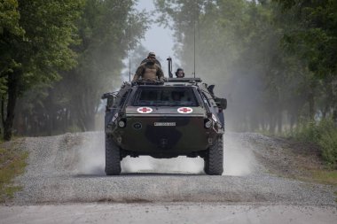 Feldkirchen / Almanya - 9 Haziran 2018: Alman zırhlı personel taşıyıcı Fuchs, tıbbi sürüm Feldkirchen Bundeswehr yapıldığı gün itibariyle bir yolda sürücüler / Almanya.