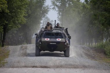 Feldkirchen / Almanya - 9 Haziran 2018: Alman zırhlı personel taşıyıcı Fuchs, tıbbi sürüm Feldkirchen Bundeswehr yapıldığı gün itibariyle bir yolda sürücüler / Almanya.