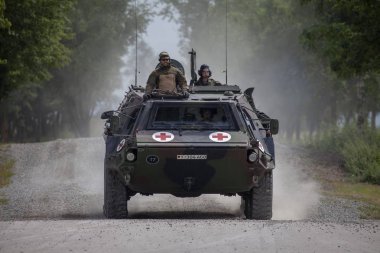 Feldkirchen / Almanya - 9 Haziran 2018: Alman zırhlı personel taşıyıcı Fuchs, tıbbi sürüm Feldkirchen Bundeswehr yapıldığı gün itibariyle bir yolda sürücüler / Almanya.