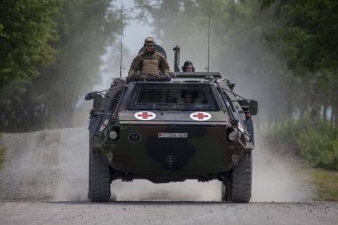 Feldkirchen / Almanya - 9 Haziran 2018: Alman zırhlı personel taşıyıcı Fuchs, tıbbi sürüm Feldkirchen Bundeswehr yapıldığı gün itibariyle bir yolda sürücüler / Almanya.
