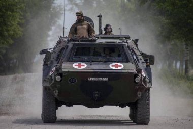 Feldkirchen / Almanya - 9 Haziran 2018: Alman zırhlı personel taşıyıcı Fuchs, tıbbi sürüm Feldkirchen Bundeswehr yapıldığı gün itibariyle bir yolda sürücüler / Almanya.