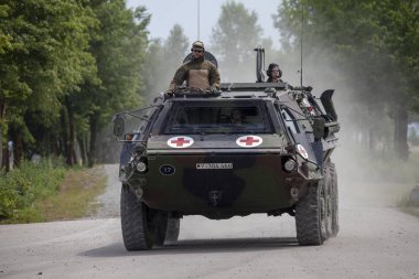 Feldkirchen / Almanya - 9 Haziran 2018: Alman zırhlı personel taşıyıcı Fuchs, tıbbi sürüm Feldkirchen Bundeswehr yapıldığı gün itibariyle bir yolda sürücüler / Almanya.