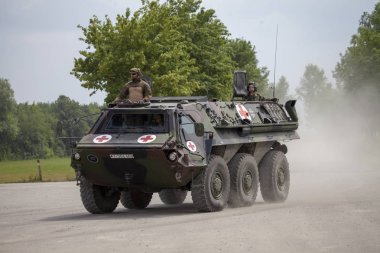 Feldkirchen / Almanya - 9 Haziran 2018: Alman zırhlı personel taşıyıcı Fuchs, tıbbi sürüm Feldkirchen Bundeswehr yapıldığı gün itibariyle bir yolda sürücüler / Almanya.