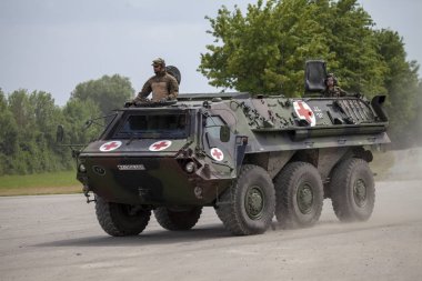 Feldkirchen / Almanya - 9 Haziran 2018: Alman zırhlı personel taşıyıcı Fuchs, tıbbi sürüm Feldkirchen Bundeswehr yapıldığı gün itibariyle bir yolda sürücüler / Almanya.