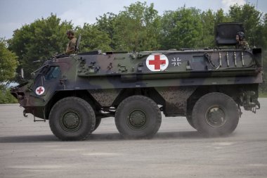 Feldkirchen / Almanya - 9 Haziran 2018: Alman zırhlı personel taşıyıcı Fuchs, tıbbi sürüm Feldkirchen Bundeswehr yapıldığı gün itibariyle bir yolda sürücüler / Almanya.