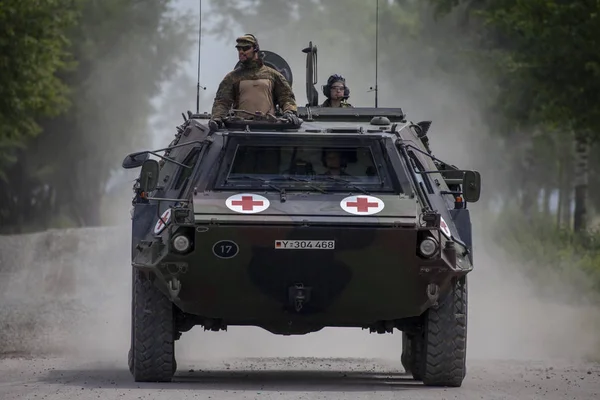 Feldkirchen / Almanya - 9 Haziran 2018: Alman zırhlı personel taşıyıcı Fuchs, tıbbi sürüm Feldkirchen Bundeswehr yapıldığı gün itibariyle bir yolda sürücüler / Almanya.