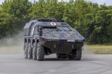 Feldkirchen / Almanya - 9 Haziran 2018: Alman zırhlı tıbbi taşıyıcı boksör, Bundeswehr, sürücüler Feldkirchen Bundeswehr yapıldığı gün itibariyle bir yolda / Almanya.