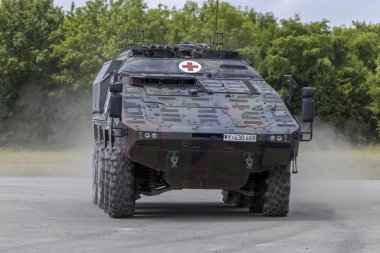 Feldkirchen / Almanya - 9 Haziran 2018: Alman zırhlı tıbbi taşıyıcı boksör, Bundeswehr, sürücüler Feldkirchen Bundeswehr yapıldığı gün itibariyle bir yolda / Almanya.