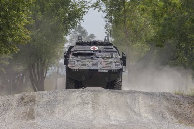 Feldkirchen / Almanya - 9 Haziran 2018: Alman zırhlı tıbbi taşıyıcı boksör, Bundeswehr, sürücüler Feldkirchen Bundeswehr yapıldığı gün itibariyle bir yolda / Almanya.