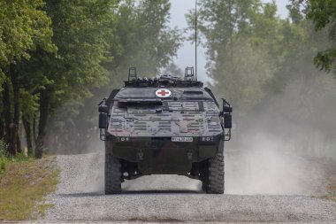 Feldkirchen / Almanya - 9 Haziran 2018: Alman zırhlı tıbbi taşıyıcı boksör, Bundeswehr, sürücüler Feldkirchen Bundeswehr yapıldığı gün itibariyle bir yolda / Almanya.