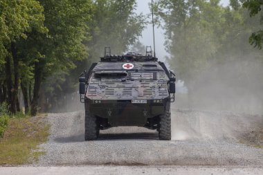 Feldkirchen / Almanya - 9 Haziran 2018: Alman zırhlı tıbbi taşıyıcı boksör, Bundeswehr, sürücüler Feldkirchen Bundeswehr yapıldığı gün itibariyle bir yolda / Almanya.