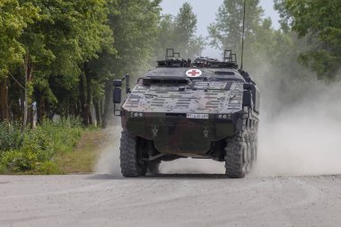 Feldkirchen / Almanya - 9 Haziran 2018: Alman zırhlı tıbbi taşıyıcı boksör, Bundeswehr, sürücüler Feldkirchen Bundeswehr yapıldığı gün itibariyle bir yolda / Almanya.