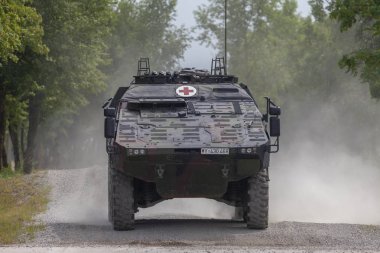 Feldkirchen / Almanya - 9 Haziran 2018: Alman zırhlı tıbbi taşıyıcı boksör, Bundeswehr, sürücüler Feldkirchen Bundeswehr yapıldığı gün itibariyle bir yolda / Almanya.