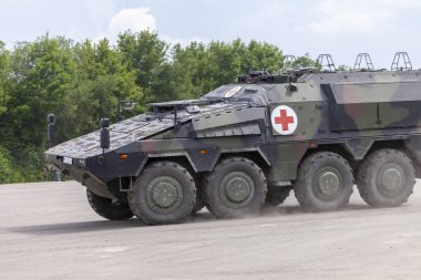 Feldkirchen / Almanya - 9 Haziran 2018: Alman zırhlı tıbbi taşıyıcı boksör, Bundeswehr, sürücüler Feldkirchen Bundeswehr yapıldığı gün itibariyle bir yolda / Almanya.