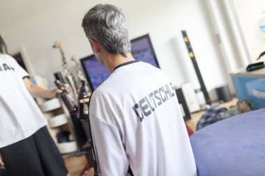 Alman fan Deutschland (Almanya) Jersey bir televizyon önünde oturur