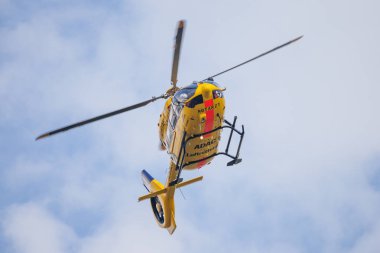 Feldkirchen / Almanya - 09 Haziran 2018: Eurocopter Ec-135 Adac Luftrettung üzerinden uçar yan iniş üzerinde. Notarzt acil Doktor anlamına gelir..
