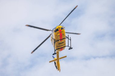 Feldkirchen / Almanya - 09 Haziran 2018: Eurocopter Ec-135 Adac Luftrettung üzerinden uçar yan iniş üzerinde. Notarzt acil Doktor anlamına gelir..