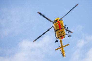Feldkirchen / Almanya - 09 Haziran 2018: Eurocopter Ec-135 Adac Luftrettung üzerinden uçar yan iniş üzerinde. Notarzt acil Doktor anlamına gelir..