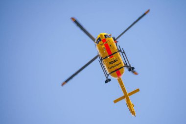 Feldkirchen / Almanya - 09 Haziran 2018: Eurocopter Ec-135 Adac Luftrettung üzerinden uçar yan iniş üzerinde. Notarzt acil Doktor anlamına gelir..