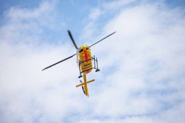 Feldkirchen / Almanya - 09 Haziran 2018: Eurocopter Ec-135 Adac Luftrettung üzerinden uçar yan iniş üzerinde. Notarzt acil Doktor anlamına gelir..