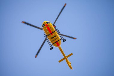 Feldkirchen / Almanya - 09 Haziran 2018: Eurocopter Ec-135 Adac Luftrettung üzerinden uçar yan iniş üzerinde. Notarzt acil Doktor anlamına gelir..