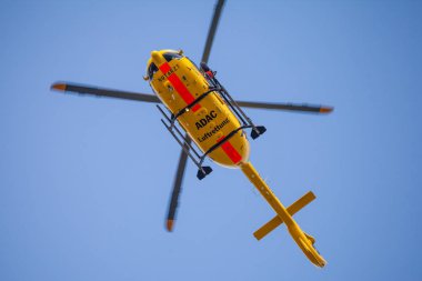 Feldkirchen / Almanya - 09 Haziran 2018: Eurocopter Ec-135 Adac Luftrettung üzerinden uçar yan iniş üzerinde. Notarzt acil Doktor anlamına gelir..