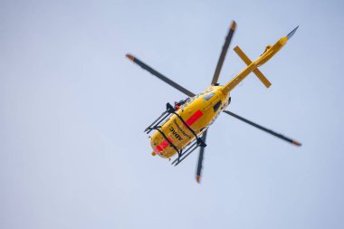 Feldkirchen / Almanya - 09 Haziran 2018: Eurocopter Ec-135 Adac Luftrettung üzerinden uçar yan iniş üzerinde. Notarzt acil Doktor anlamına gelir..