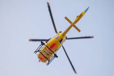 Feldkirchen / Almanya - 09 Haziran 2018: Eurocopter Ec-135 Adac Luftrettung üzerinden uçar yan iniş üzerinde. Notarzt acil Doktor anlamına gelir..
